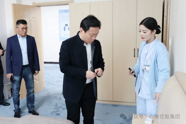 正大光明眼科集团大健康产业院院长李寿庆一行来50999威尼斯控股集团参观访问